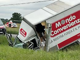 Si schiantano un camion e un furgone: due feriti e strada chiusa