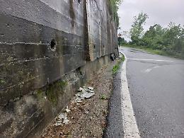 Il maltempo provoca il cedimento di un muro, chiusa la strada provinciale 