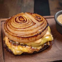 L'Onion Wrapped Flying Dutchman: la rivoluzione del burger senza pane che conquista il mondo