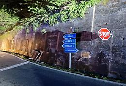 Crollo di un muro a Borgofranco d'Ivrea: allerta sicurezza e deviazioni nel traffico