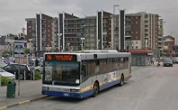 Blocca il bus per aspettare un suo amico, prende a testate l'autista e scappa