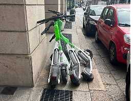 Monopattini e malasosta, così il marciapiede diventa off limits