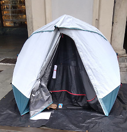 Accampamento nel salotto buono di Torino, in piazza San Carlo spunta una tenda