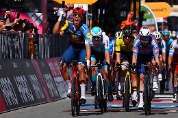 Giro d'Italia, ad Andora vince Milan. Oggi si va a casa del Leone