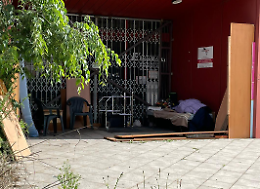 L'ingresso dell'ex mobilificio diventa casa per chi ha perso tutto