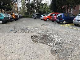 Il cortile trasformato in un campo minato: «Così rischiamo la vita»
