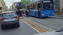 Anziano investito da un bus in via Sacchi: morto sul colpo nell'incidente