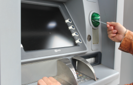 Intesa Sanpaolo chiude l’unico bancomat del paese: «E noi organizziamo una manifestazione»