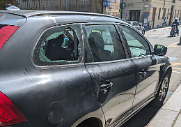 Spaccano i vetri alle auto anche davanti all'anagrafe centrale