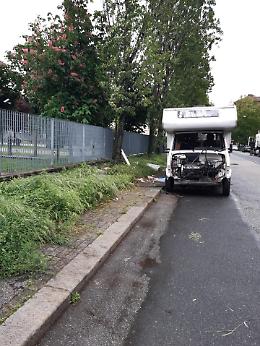 Camper abbandonato da un mese, ora i residenti chiedono lo sgombero