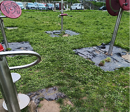 Il pavè dei giardini cade a pezzi: «Tutta colpa dei raid vandalici»