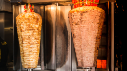 Il 'Caro-Kebab' in Germania diventa un dibattito nazionale: ipotesi di un prezzo calmierato per i giovani