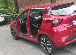 Paura nella notte, smontate le portiere dell'auto e i sedili a una Nissan Micra
