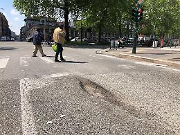 Una maxi buca all'incrocio mette a rischio la sicurezza di automobilisti e pedoni