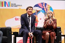 Gianni Morandi show al Salone con Littizzetto. Ecco cosa ha cantato