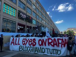 Alta tensione al Salone: corteo di centri sociali e pro Palestina vuole bloccare tutto
