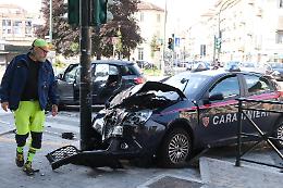 Terribile schianto tra una Fiat 500 e la pattuglia dei carabinieri: 4 feriti