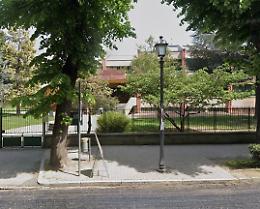 Crolla l'intonaco nell'ingresso della scuola primaria Faldella di Saluggia