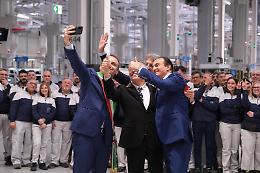 Dal selfie all'ultimatum: così adesso il sindaco sfida Stellantis