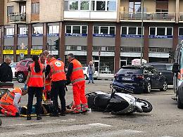 Incidente stradale all'incrocio: un ferito dopo lo schianto fra auto e scooter