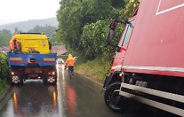 Cede l'asfalto e il camion esce di strada, chiusa al traffico la provinciale 23 a causa dell'incidente