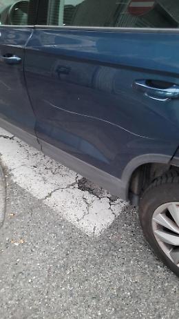 Caccia al maniaco che riga le macchine