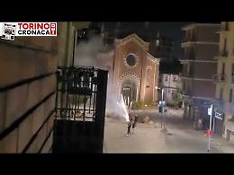 Ragazzini annoiati sparano fuochi d'artificio verso le case - IL VIDEO