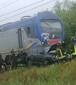 Incidente ad Alba: un treno travolge una Jeep Renegade "incastrata" nel passaggio a livello