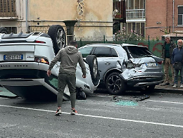 Il Range Rover si ribalta dopo la carambola a Moncalieri