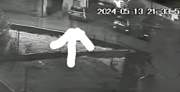 Fora tutte le ruote di un'auto ma viene ripreso da una telecamera: il vandalo finisce sui social