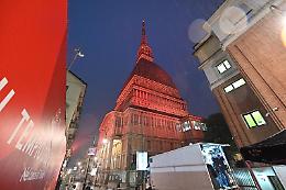 La Mole si illumina di arancione per i malati della sindrome di Ehlers-Danlos 