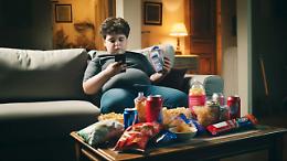 Obesità infantile in Italia: "Zuccheri a gogò e troppe ore davanti a smartphone e tv"