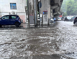 Maltempo, la pioggia non si ferma e le strade di Ivrea diventano fiumi. Danni anche alle coltivazioni