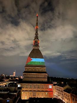 Intifada studentesca, l'oltraggio alla Mole Antonelliana. E oggi pomeriggio altro corteo ad alta tensione