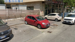 Gli alberi abbattuti lasciano il posto alle automobili parcheggiate