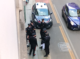 Tenta il furto in centro e corre via ma viene placcato dagli allievi carabinieri  