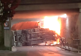 Incidente a Moncalieri nella notte, un camion carico di rifiuti si ribalta e prende fuoco  
