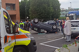 Perde il controllo dell'auto, a causa di un insetto, e si ribalta