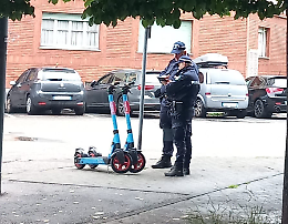 Monopattini, che caos. In città piovono multe: sono oltre 300 al mese