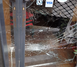 Scorribande dei ladri tra la pizzeria e l'enoteca, ma nella fuga perdono sangue