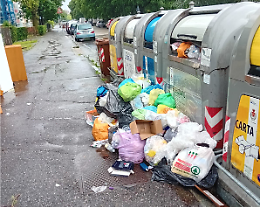 Moncalieri in fiamme: la rabbia dei residenti contro i vandali delle isole ecologiche