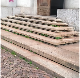 Barriere architettoniche all'ufficio di igiene: appello per una rampa di accesso