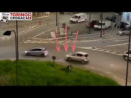 L'uomo che taglia (male) l’erba delle rotonde: «Ora basta, non è autorizzato» - IL VIDEO