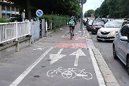 Buche sulla pista ciclabile: «É pericoloso per la sicurezza, sistematela»