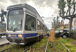 Paura a Torino, l'auto sbatte contro il tram e finisce in mezzo ai binari - LE FOTO