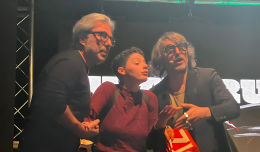 VIDEO - Blitz a teatro, due ambientaliste interrompono lo spettacolo di Giuseppe Cruciani