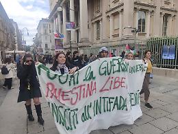 I Pro Palestina sfilano in centro Torino in cerca di "adepti", ma non li trovano