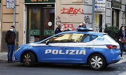 Entra al supermercato con la pistola in mano. Ma i commessi lo fanno arrestare