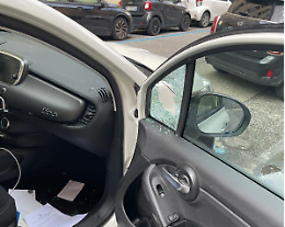 Due furti in due mesi sulla stessa auto: «Così noi cittadini ci sentiamo indifesi»