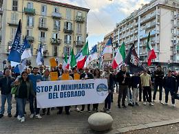 Fratelli d'Italia in piazza contro i minimarket: «Stop alle aperture incontrollate»